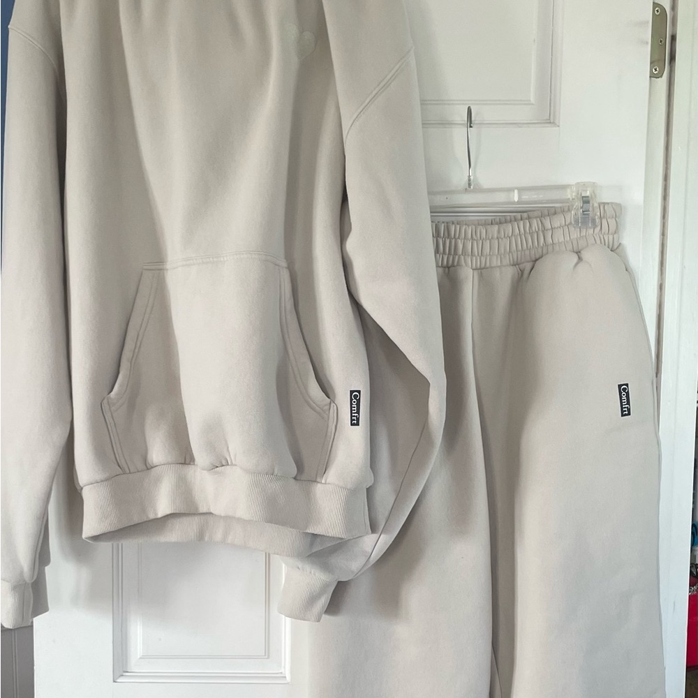 Comfrt Cream Oversized Hoodie with Heart Detail - Picture 2 of 8